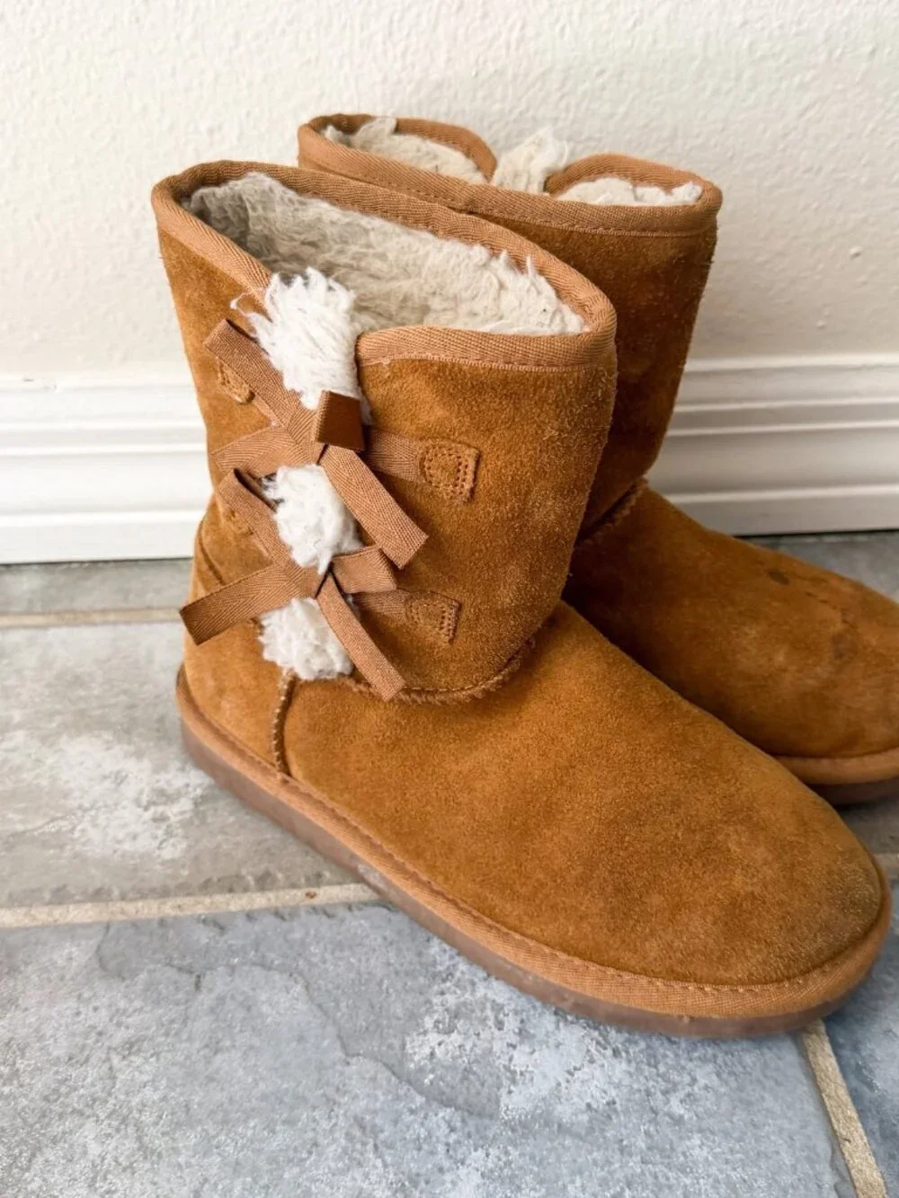 Koolaburra by UGG Victoria Short Boots Youth Girls 4 Chestnut Bow Shearling